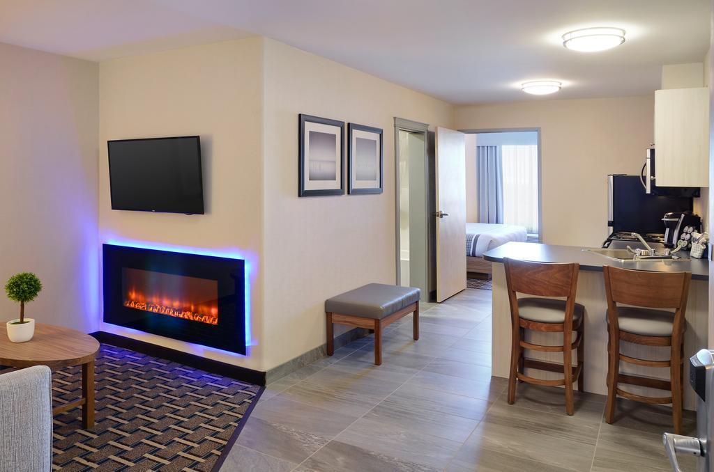 Pomeroy Inn And Suites Vermilion Exterior photo