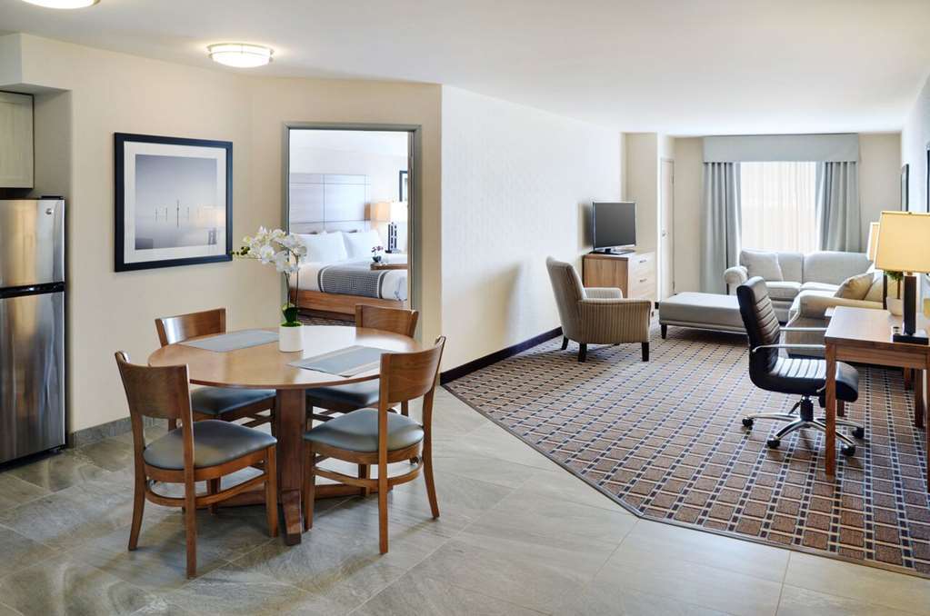 Pomeroy Inn And Suites Vermilion Room photo